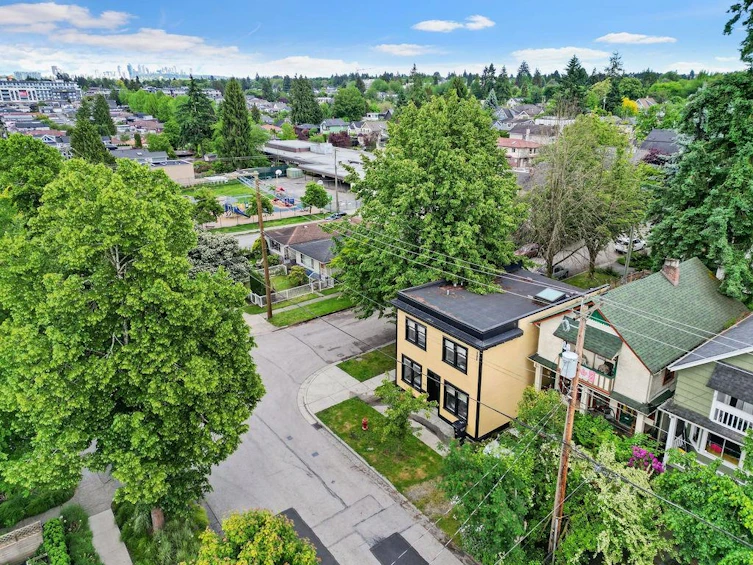 374 E 28th Avenue, Vancouver, BC, V5V 2M7 - 2