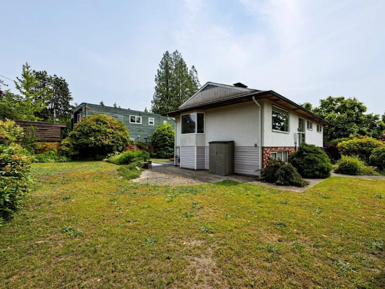 3588 Allan Road, North Vancouver, BC, V7K 2M7 - 2
