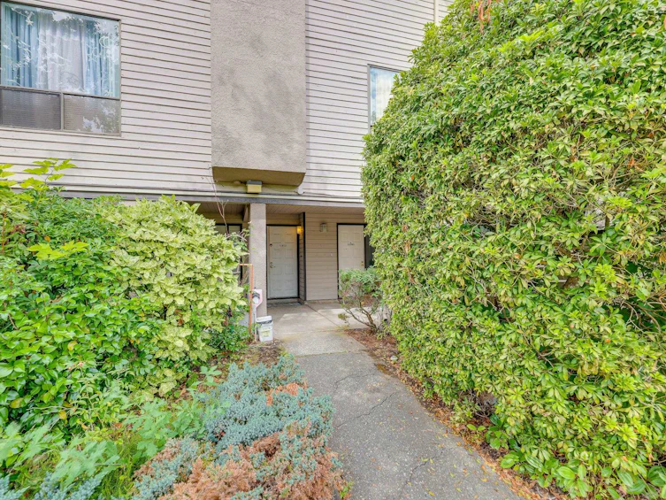 10582 Holly Park Lane, Surrey, BC, V3R 6X9 - 17