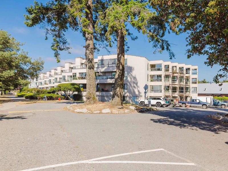 301 - 5477 Wharf Avenue, Sechelt BC