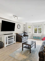 310 160 Shoreline Circle