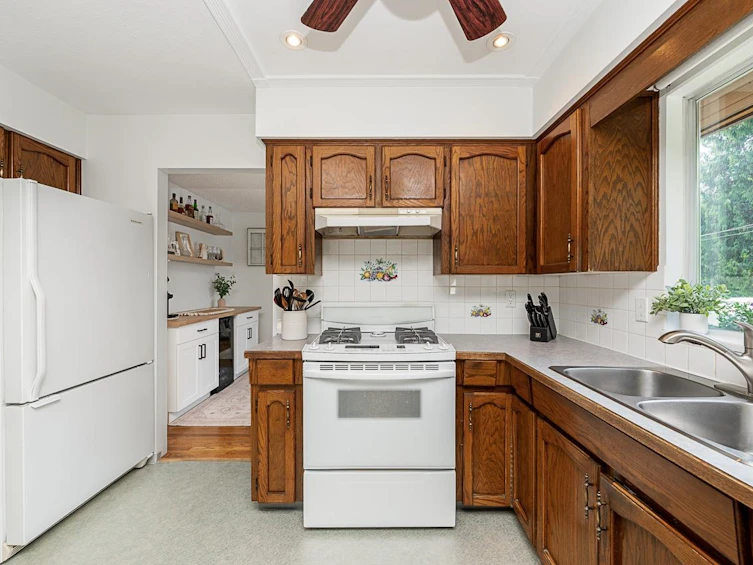 518 Roxham Street, Coquitlam, BC, V3J 4P3 - 9