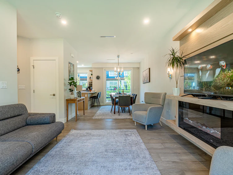 11-933 Premier Street, North Vancouver, BC, V7J 0E4
