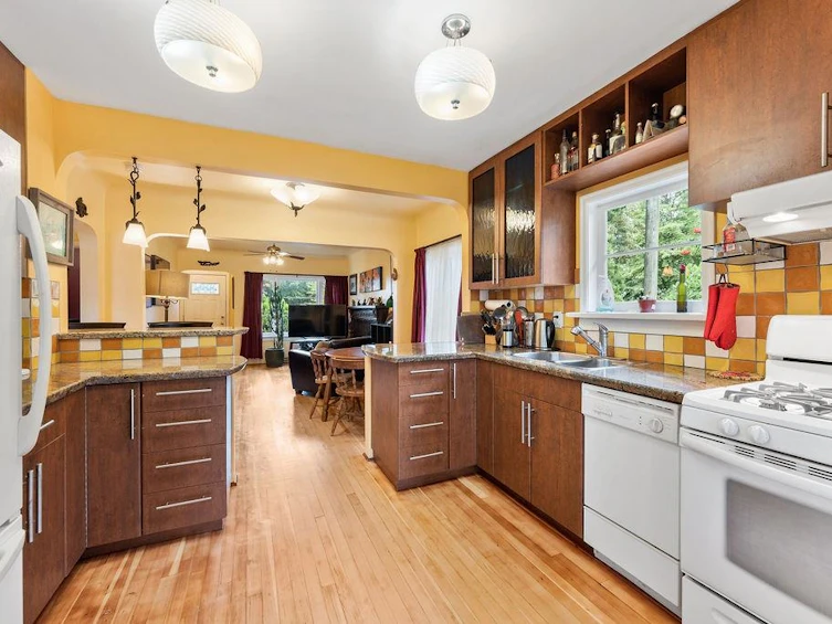 3205 E Georgia Street, Vancouver, BC, V5K 2L2 - 4