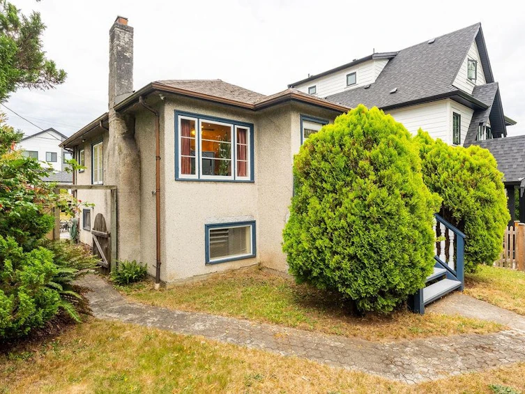 3205 E Georgia Street, Vancouver, BC, V5K 2L2 - 3