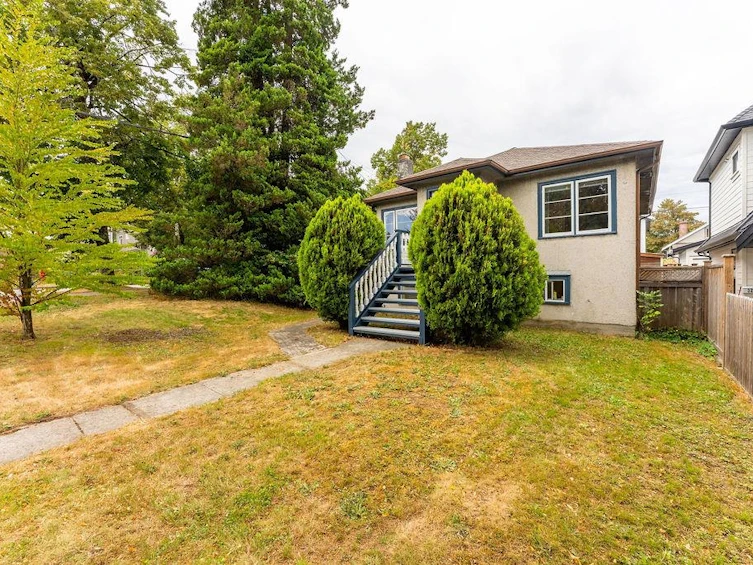 3205 E Georgia Street, Vancouver, BC, V5K 2L2 - 2