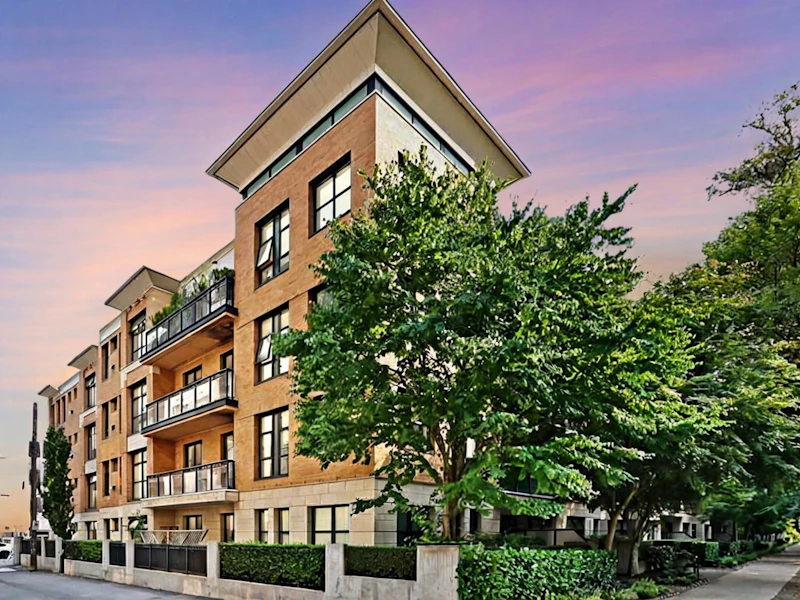 101 - 2065 W 12th Avenue, Vancouver BC V6J 5L9