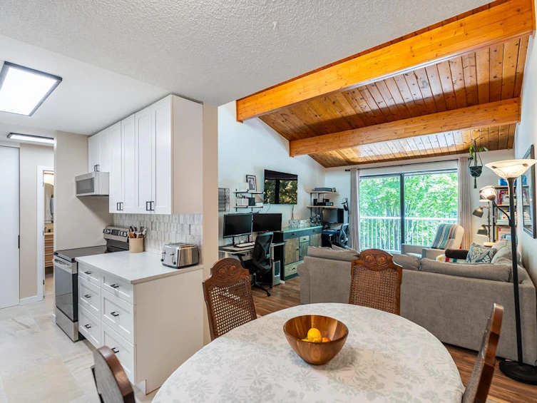 312-3921 Carrigan Court, Burnaby, BC, V3N 4J7 - 4