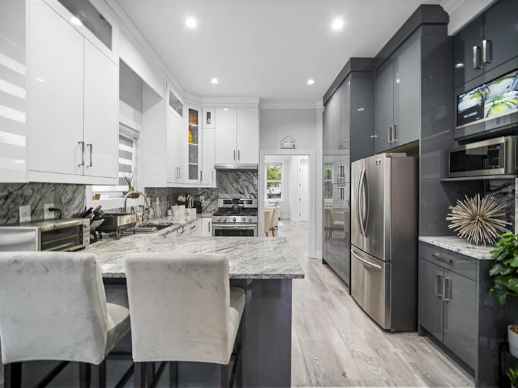 6898 Carnegie Street, Burnaby, BC, V5B 1Y5 - 13