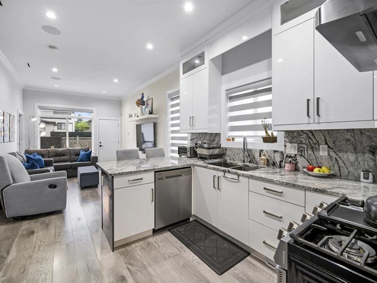 6898 Carnegie Street, Burnaby, BC, V5B 1Y5 - 14
