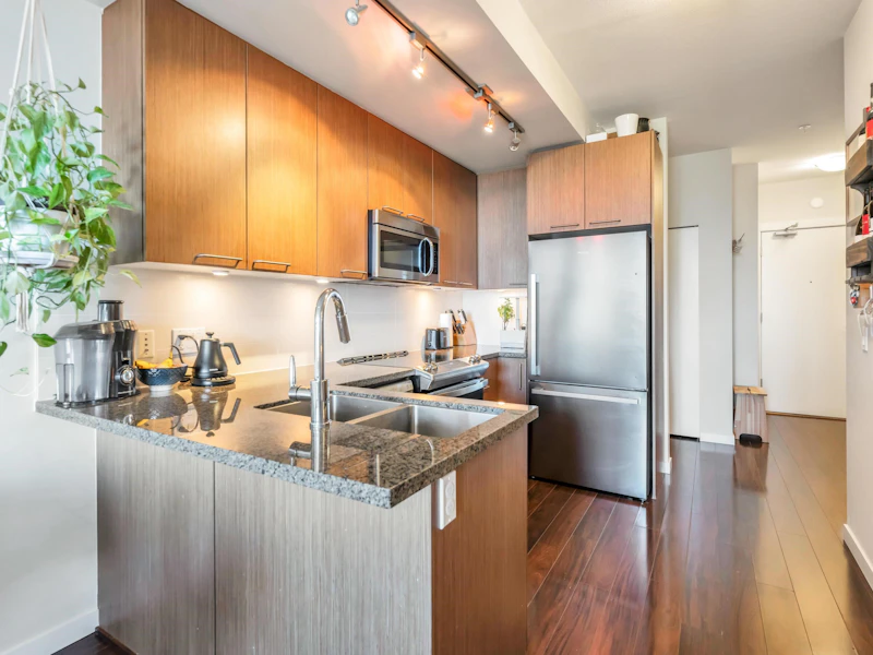 305 - 2008 E 54th Avenue, Vancouver BC V6P 1P4