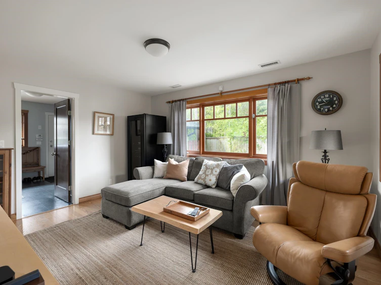 986 Tudor Avenue, North Vancouver, BC, V7R 1X7 - 9