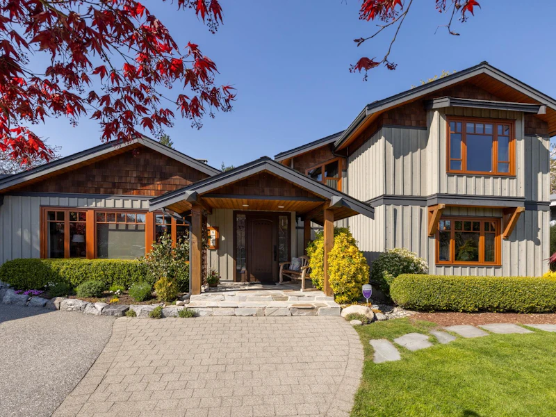 986 Tudor Avenue, North Vancouver BC V7R 1X7