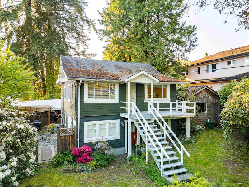 863 15th Street, West Vancouver BC V7T 2T1