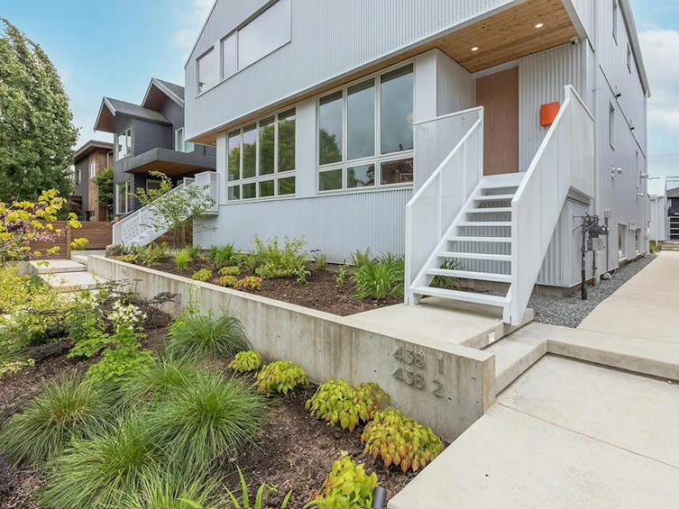 438 E 37th Avenue, Vancouver, BC, V5W 1E9 - 2