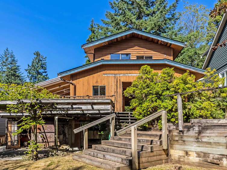 4585 Raeburn Street, North Vancouver, BC, V7G 1K3 - 2