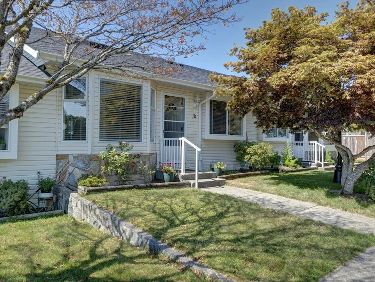 18-767 North Road, Gibsons, BC, V0N 1V9 - 2