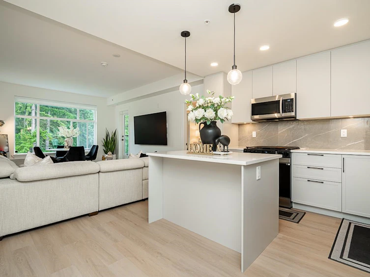 608-3528 146a Street, Surrey, BC, V4P 0H4