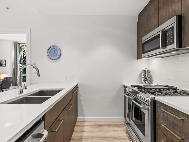 006-9060 University Crescent, Burnaby, BC, V5A 0E1 - 5