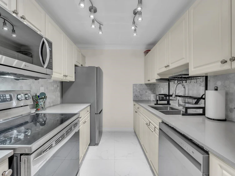 102-9682 134 Street, Surrey, BC, V3T 5L6 - 2