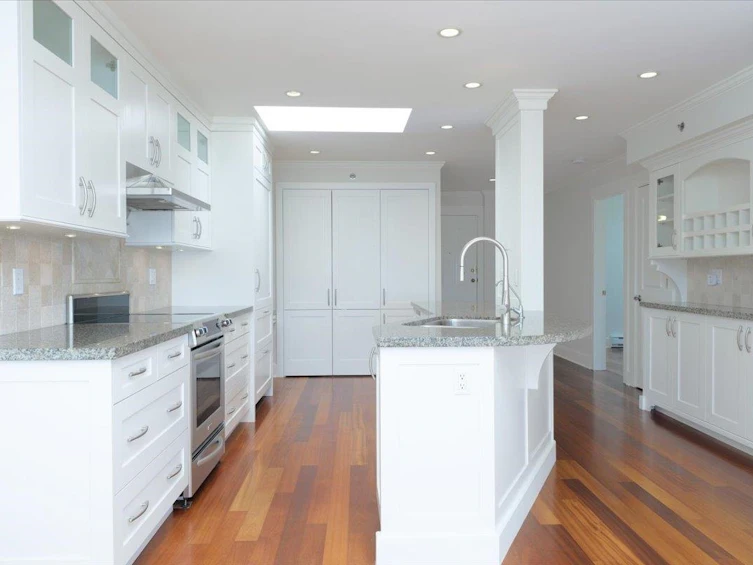 302-2455 Bellevue Avenue, West Vancouver, BC, V7V 1E1 - 2