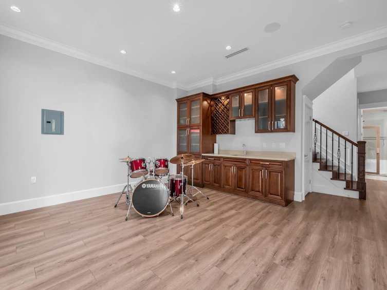 6680 Winch Street, Burnaby, BC, V5B 2L6 - 32