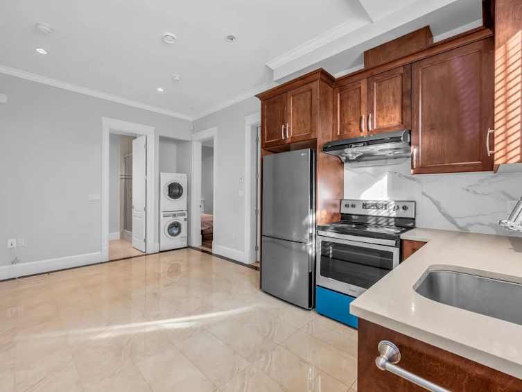 6680 Winch Street, Burnaby, BC, V5B 2L6 - 33