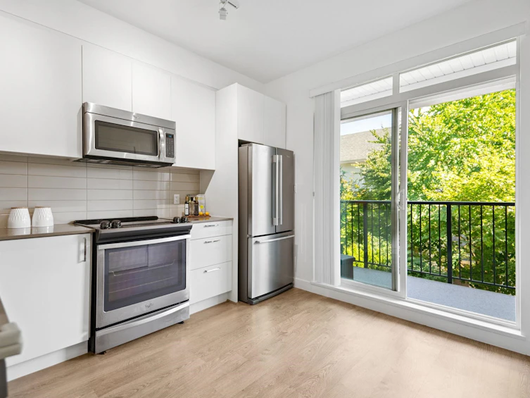 207-7250 18th Avenue, Burnaby, BC, V3N 1H3 - 7
