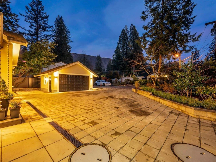4511 Capilano Road, North Vancouver, BC, V7R 4K2 - 3