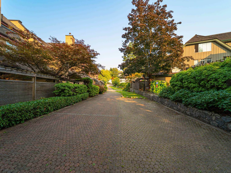 3945 Creekside Place, Burnaby, BC, V5G 4R3 - 40