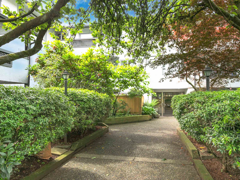 301 - 809 W 16th Street, North Vancouver BC V7P 1R2