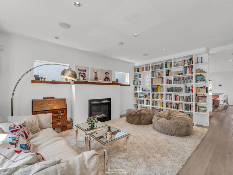 661 W 20th Avenue, Vancouver, BC, V5Z 1X9 - 2