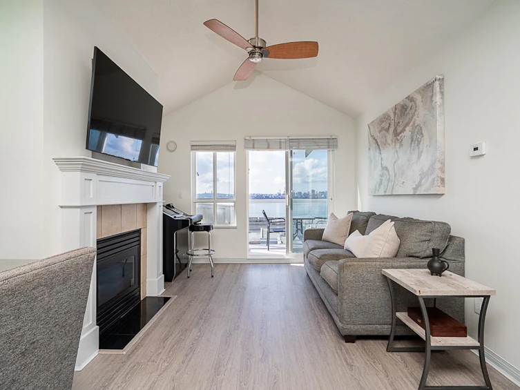 409-365 E 1st Street, North Vancouver, BC, V7L 4W5