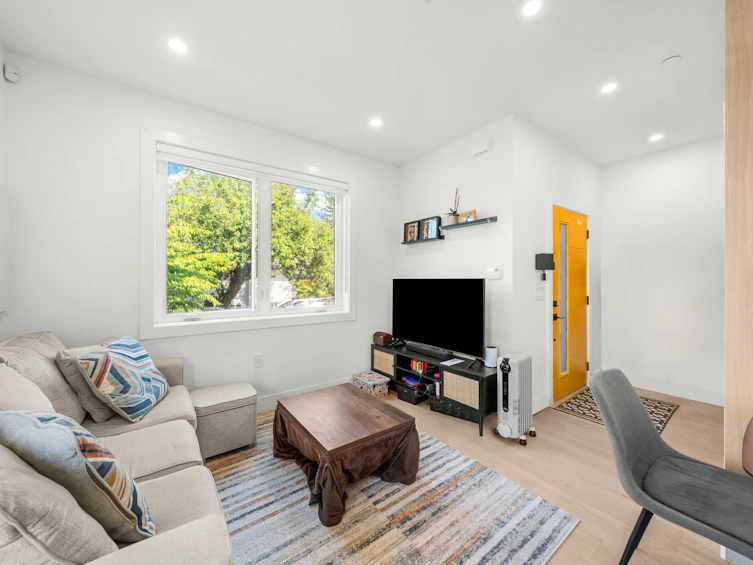 3192 E 23rd Avenue, Vancouver, BC, V5R 2G5 - 3