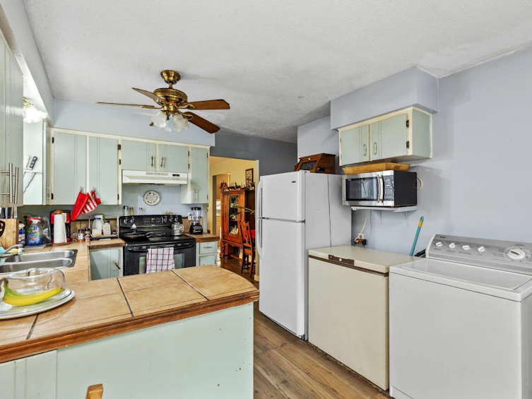 3230 Ballenas Court, Coquitlam, BC, V3E 1T5 - 14