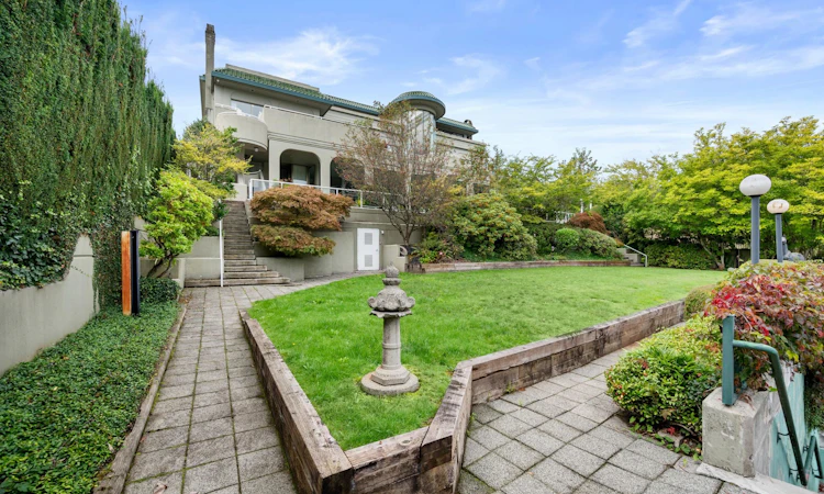 828 Beachview Drive