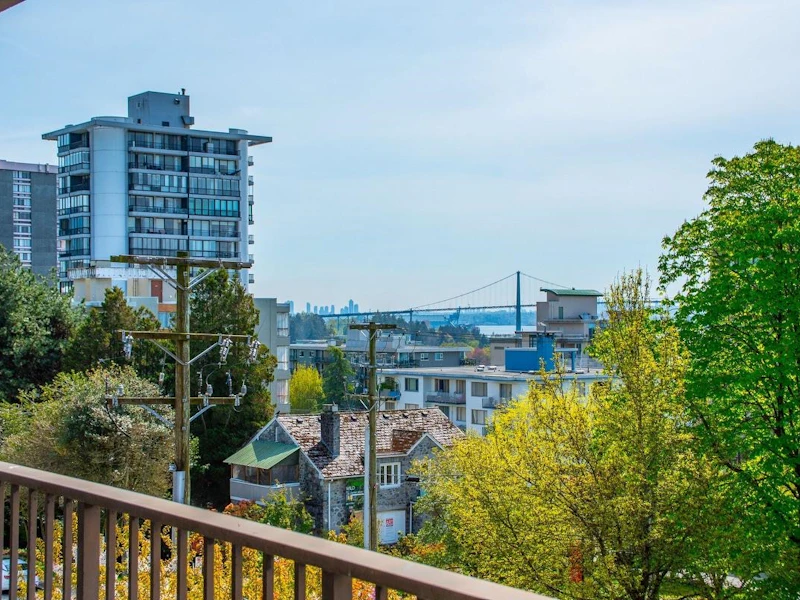 401 - 747 17th Street, West Vancouver BC V7V 3T4