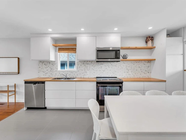 2942 E Georgia Street, Vancouver, BC, V5K 2K6 - 11