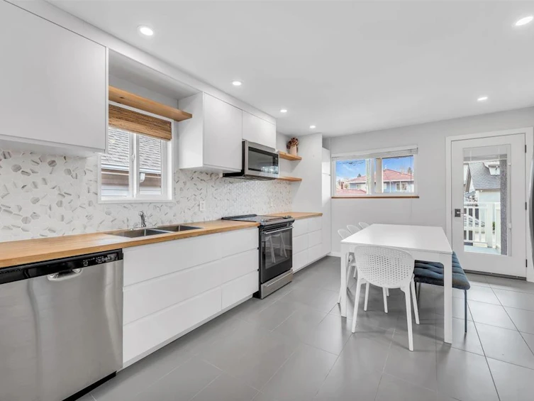 2942 E Georgia Street, Vancouver, BC, V5K 2K6 - 8