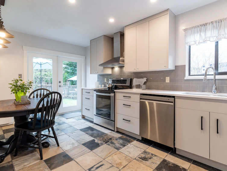 2532 Burian Drive, Coquitlam, BC, V3K 5W9 - 5