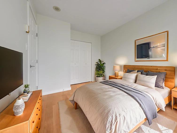 701-1420 W Georgia Street, Vancouver, BC, V6G 3K4 - 3