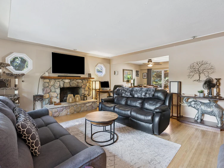 4379 Capilano Road, North Vancouver, BC, V7R 4J8 - 5