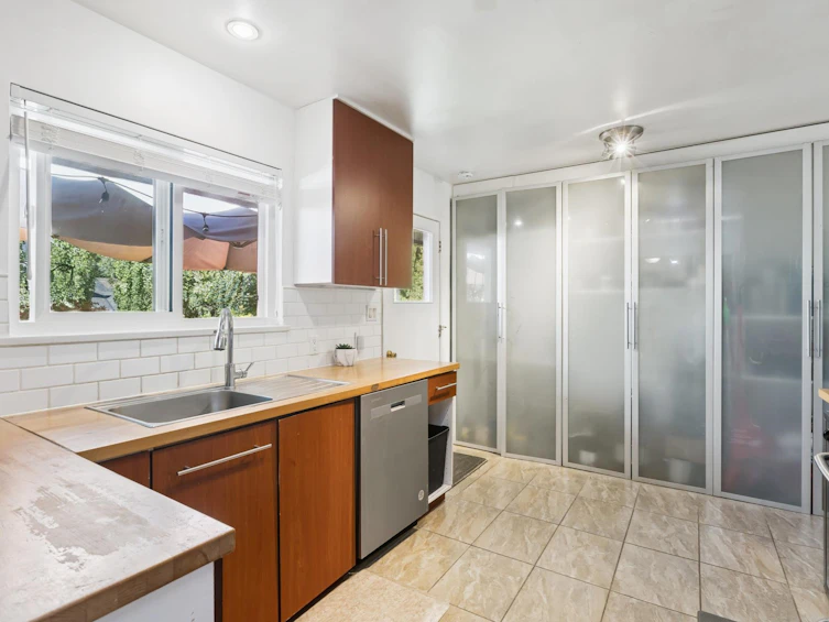 4379 Capilano Road, North Vancouver, BC, V7R 4J8 - 11