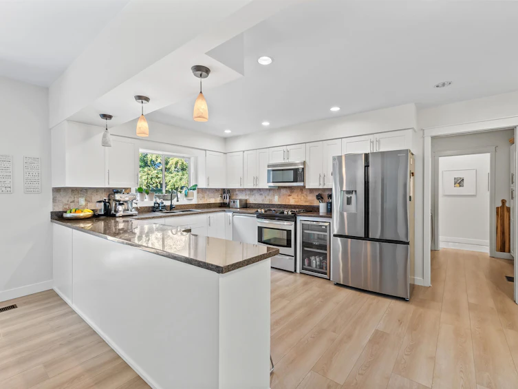 8 Halss Crescent, Vancouver, BC, V6N 3N2 - 6