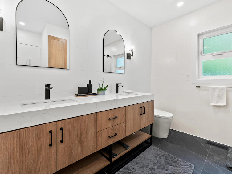 8 Halss Crescent, Vancouver, BC, V6N 3N2 - 9