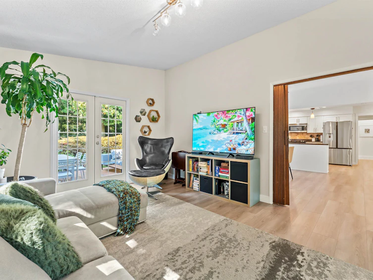 8 Halss Crescent, Vancouver, BC, V6N 3N2 - 4