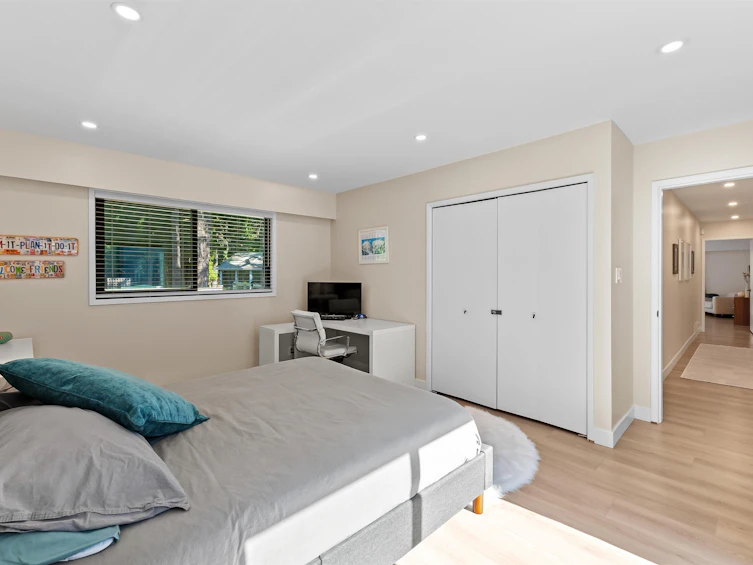 8 Halss Crescent, Vancouver, BC, V6N 3N2 - 11