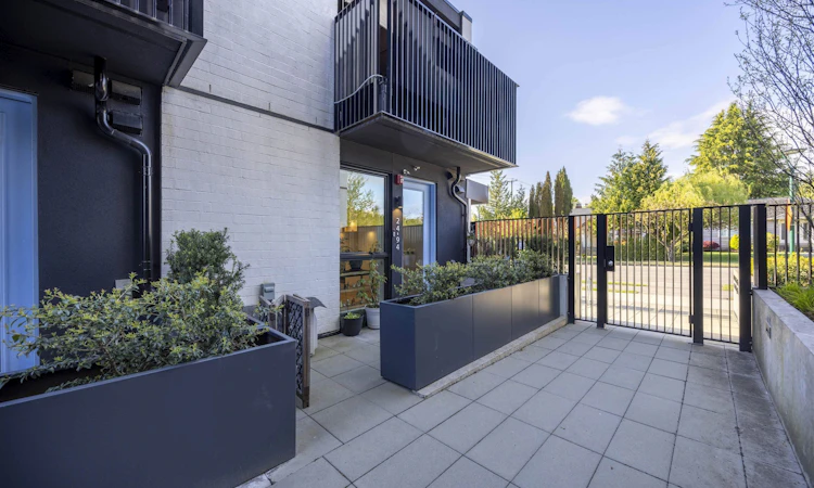 24-94 W King Edward Avenue