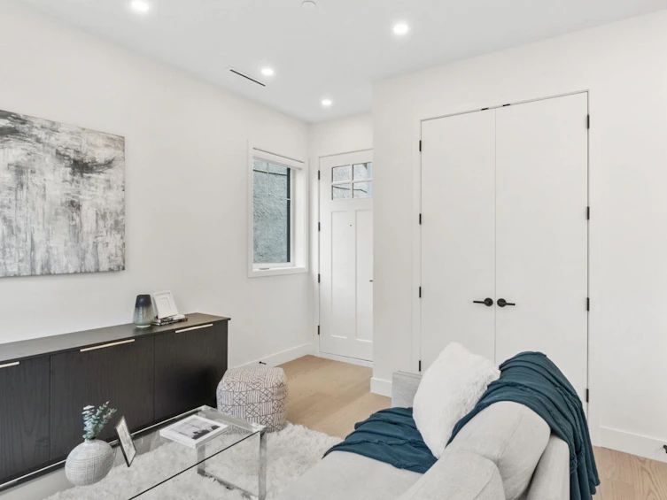 525 E 11th Avenue, Vancouver, BC, V5T 2E1 - 2