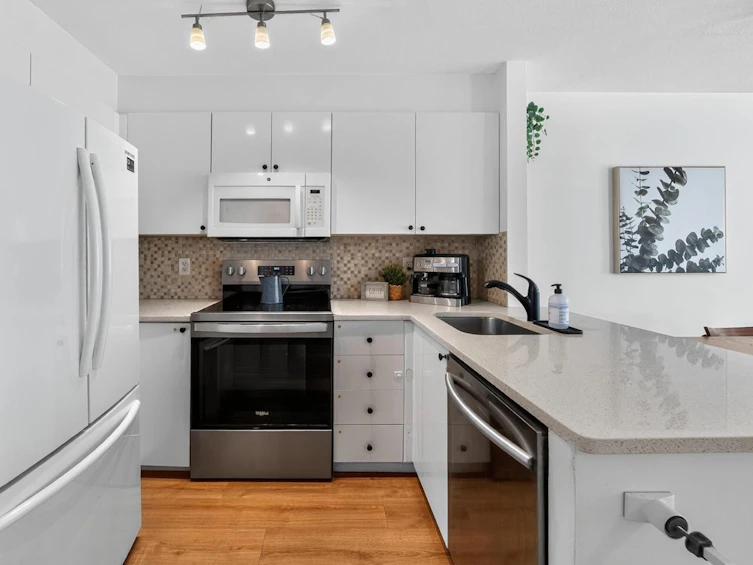 302-2388 Triumph Street, Vancouver, BC, V5L 1L5 - 3